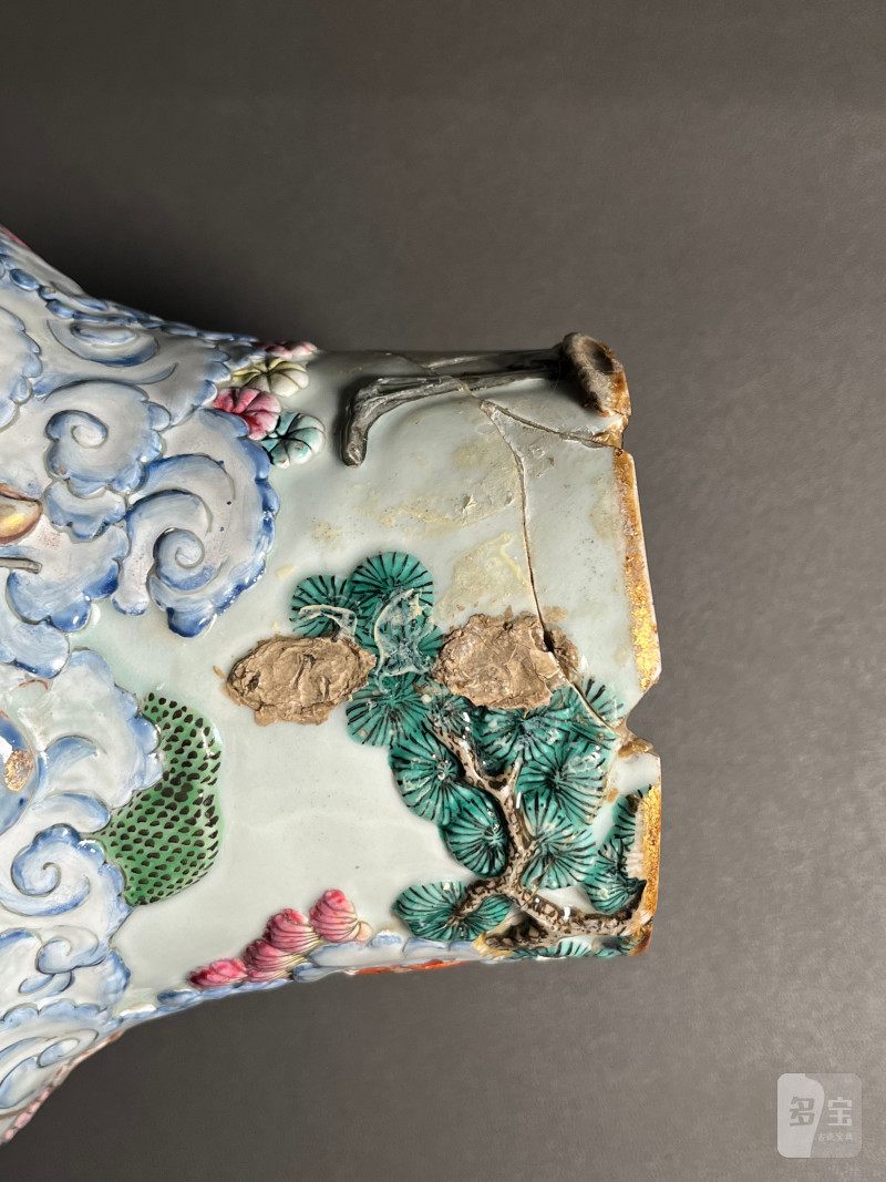 清乾隆  粉彩模印“十八罗汉”图大瓶 - 图24